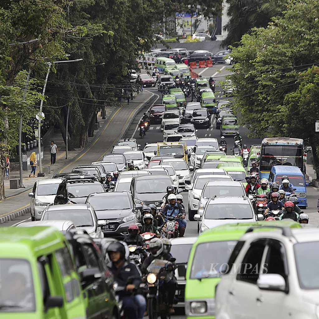 Arus lalu lintas di jembatan Jalan Otto Iskandardinata, Bogor, Jawa Barat, Minggu (7/1). Jalur tersebut menjadi langganan simpul kemacetan karena termasuk jalur padat di tengah kota yang mengalami penyempitan ditambah adanya tanjakan setelah jembatan tersebut.