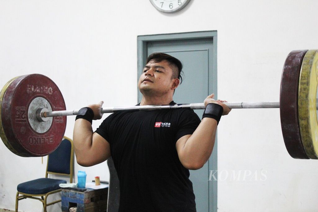 Muhammad Zul Ilmi mengangkat pelat besi saat latihan di Mess Kwini, Jakarta Pusat, pada Rabu (26/4/2023) lalu. Zul Ilmi merupakan lifter muda yang saat debut SEA Games di Vietnam langsung mendapatkan emas.