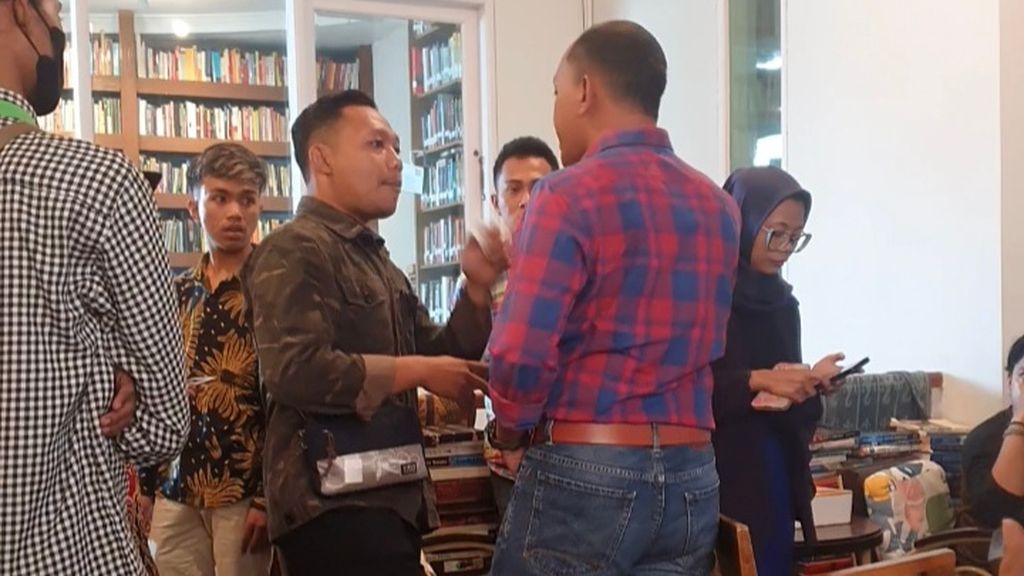Seorang pria tak dikenal (tengah berbaju coklat) mencoba membubarkan diskusi publik yang digelar Masyarakat Jurnalis Lingkungan Indonesia (SIEJ) bertajuk "Masa Depan Orangutan Tapanuli dan PLTA Batang Toru" di Kafe Baca di Tebet, Jakarta, Kamis (9/3/2023).