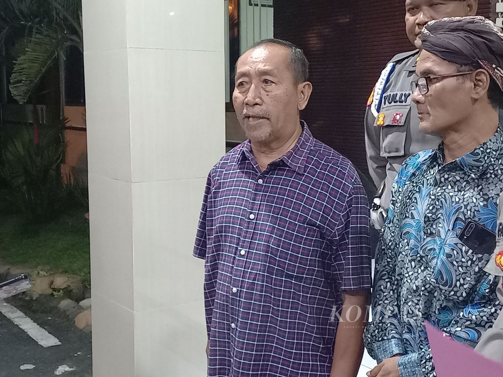 Perwakilan keluarga pemilik Rumah Doa Sasana Adhi Rasa Santo Yacobus, Sutarno (kiri), memberikan keterangan kepada wartawan di Markas Polres Kulon Progo, Daerah Istimewa Yogyakarta, Kamis (23/3/2023) malam.