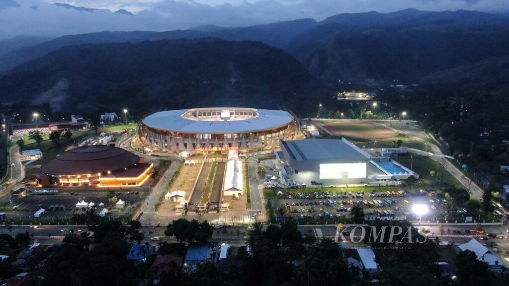 Gemerlap lampu menghiasi kompleks Stadion Lukas Enembe di Kampung Harapan, Kelurahan Nolokla, Distrik Sentani Timur, Kabupaten Jayapura, Papua, Senin (27/9/2021). Pembangunan kompleks stadion tersebut dimulai sejak akhir 2016 hingga Mei 2019, dan diresmikan secara virtual pada Oktober 2020. Saat ini kompleks stadion tersebut tengah disiapkan sebagai tempat upacara pembukaan PON XX Papua 2021.