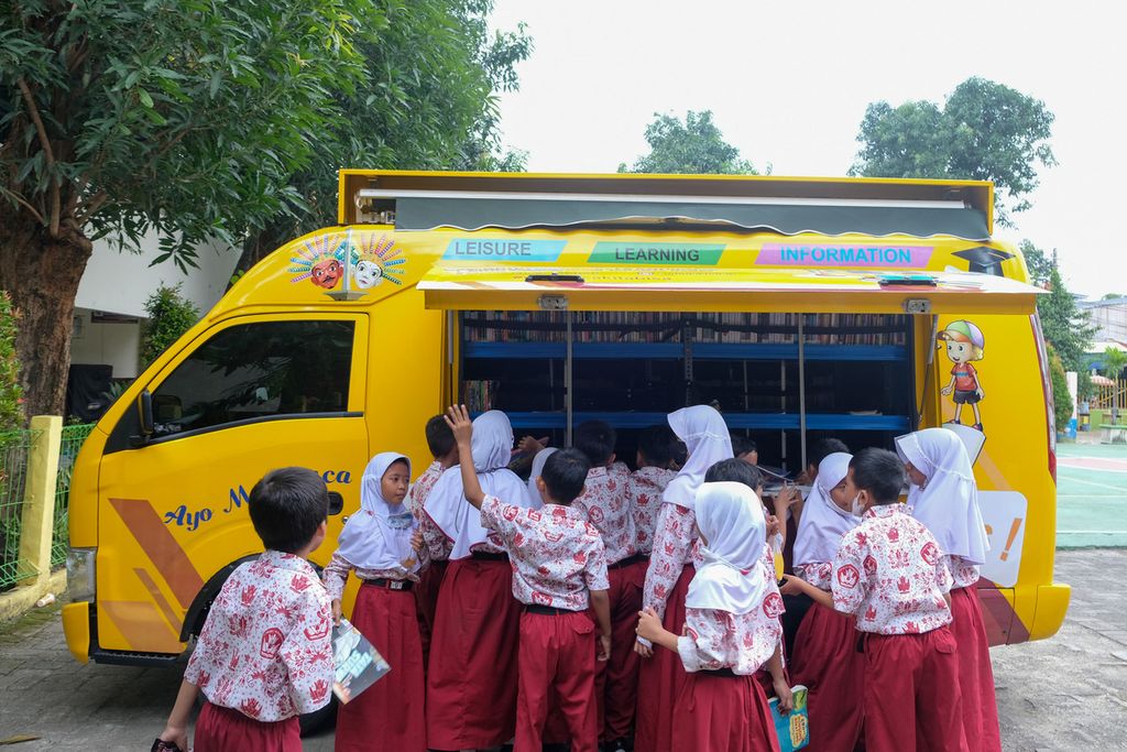 Sejumlah siswa mengantre untuk meminjam buku di depan perpustakaan keliling di Sekolah Dasar Negeri Kemanggisan 10 Pagi, Kecamatan Palmerah, Jakarta Barat, Kamis (19/1/2023). Data UNESCO menyebutkan, masyarakat Indonesia memiliki minat baca rendah, yakni 0,001 persen atau 1 dari 1.000 orang di Indonesia gemar membaca buku. 