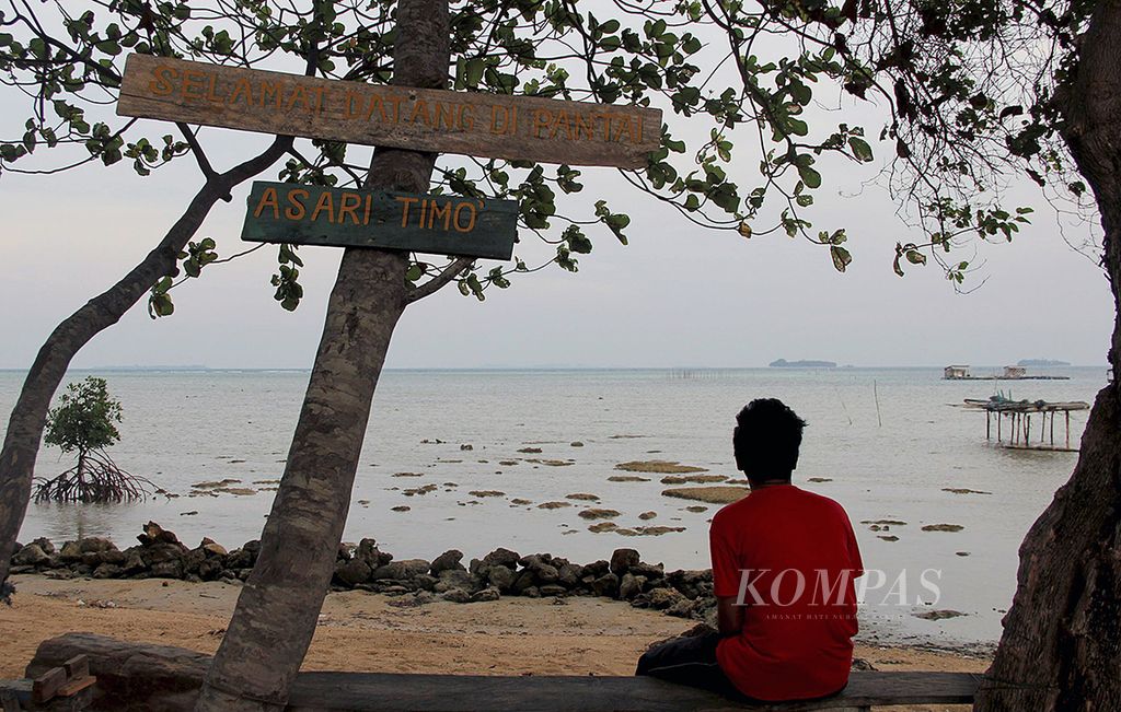 Seorang wisatawan menghabiskan waktu di Pantai Asari Timo di Pulau Kemojan, Kepulauan Karimunjawa, Kabupaten Jepara, Jawa Tengah, Senin (19/10/2015). Asari Timo merupakan salah satu pantai yang masih jarang dikunjungi wisatawan.  