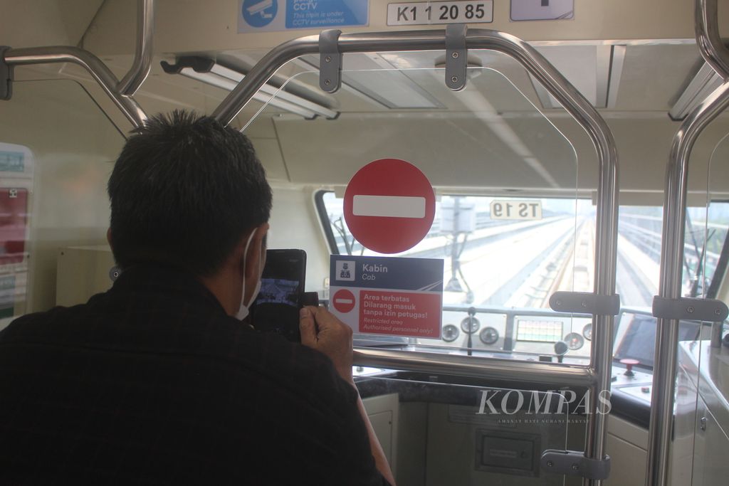 Seorang penumpang mendokumentasikan ruang masinis di LRT Jabodebek, Senin (11/9/2023). 