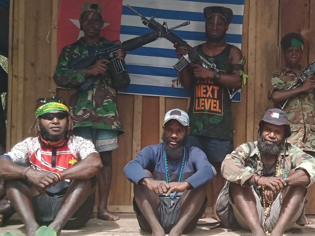 Pemimpin Tentara Pembebasan Nasional Organisasi Papua Merdeka di Nduga, Papua, Egianus Kogoya (kaus putih), bersama komplotannya.