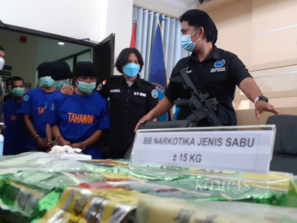 Tersangka dari sejumlah kasus narkoba yang diungkap Badan Narkotika Nasional Provinsi Sumatera Selatan dibawa ke luar ruangan, Senin (31/1/2022). Salah satu kasus di antaranya adalah pengungkapan sindikat narkoba internasional yang membawa 15 kilogram sabu melalui jalur Tol Trans-Sumatera.