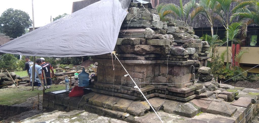 Balai Pelestarian Cagar Budaya Jawa Timur melakukan ekskavasi terhadap Candi Songgoriti di Kelurahan Songgokerto, Kota Batu, Jawa Timur, Rabu (17/11/2021). Candi berbahan batu andesit yang berada di lembah antara Gunung Kawi dan Anjasmoro itu diperkirakan dibangun pada masa Mataram Kuno.