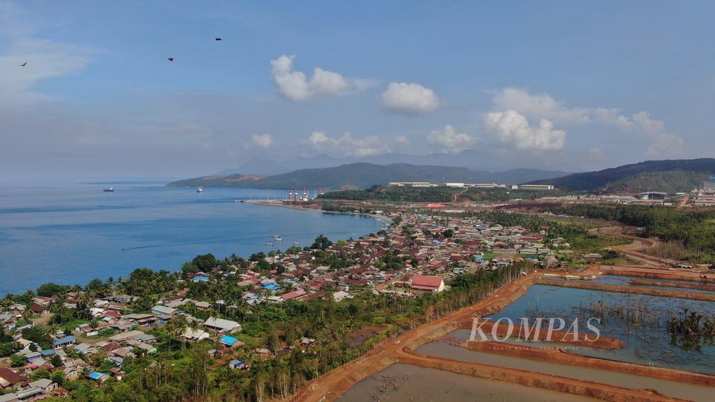  Desa Kawasi di kawasan penambangan dan industri pengolahan nikel grup Harita Nickel yang berada di Pulau Obi, Halmahera Selatan, Maluku Utara, Sabtu (25/11/2023). 