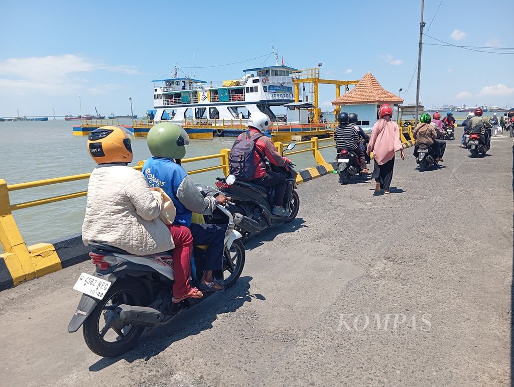 Warga masih memanfaatkan penyeberangan Pelabuhan Kamal di Kabupaten Bangkalan, Pulau Madura, Jawa Timur, untuk lalu lintas perayaan Lebaran pada Minggu (14/4/2024). Sebelum ada Jembatan Suramadu, Pelabuhan Kamal menjadi pintu masuk utama ke Pulau Madura.