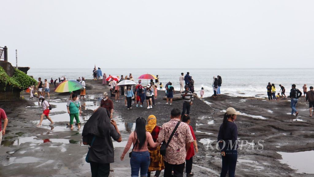 Wisatawan mendatangi kawasan Tanah Lot di Desa Beraban, Kediri, Kabupaten Tabanan, Bali, Minggu (20/3/2022). 