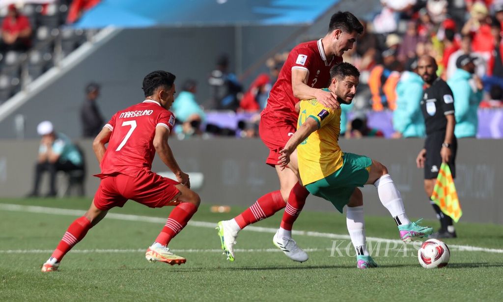 Pemain Indonesia, Elkan Baggoot, mencoba merebut bola dari kaki Australia pada pertandingan babak 16 besar Piala Asia 2023 di Stadion Jassim bin Hammad, Al Rayyan, Qatar, Minggu (28/1/2024). Indonesia takluk dengan skor 0-4. 