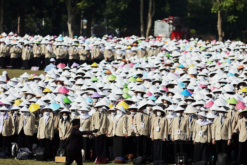 Mahasiswa mengikuti upacara penerimaan mahasiswa baru di Lapangan Pancasila UGM, Yogyakarta, Senin (1/8/2022). Kampus negeri masih menjadi idaman bagi banyak siswa lulusan sekolah tingkat menengah atas. 