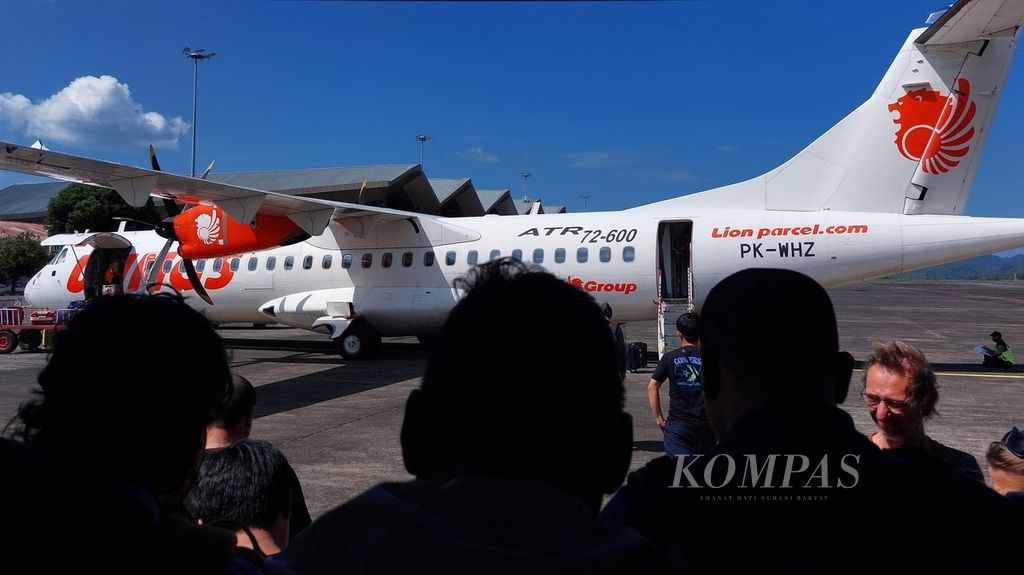 Pesawat ATR 72-600 yang dioperasikan maskapai Wings Air berada di Bandar Udara Sam Ratulangi, Manado, Sulawesi Utara, sebelum terbang menuju Ternate dan Labuha, Maluku Utara, Kamis (23/11/2023). Lion Group melalui Wings Air mendominasi rute-rute di pelosok Indonesia karena minimnya operator lain yang mau melayani rute-rute tersebut. 