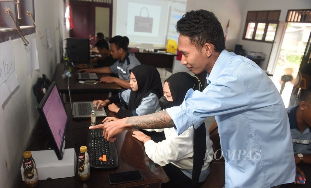 Perwakilan warga mengikuti pelatihan sablon digital di salah satu ruangan sekolah di Desa Tengin Baru, Kecamatan Sepaku, Kabupaten Penajam Paser Utara, Kalimantan Timur, Senin (25/7/2022).