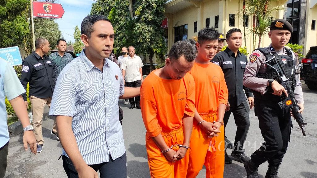 Dua dari tiga tersangka kepemilikan bahan peledak digiring polisi untuk dihadirkan dalam acara konferensi pers di Polresta Magelang, Jawa Tengah, Selasa (28/3/2023).