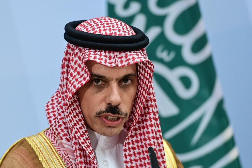 Menteri Luar Negeri Arab Saudi Pangeran Faisal bin Farhan al-Saud menghadiri konferensi pers dengan Menteri Luar Negeri Jerman di Berlin, Jerman, 19 Agustus 2020. 