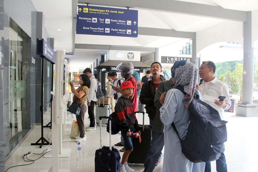 Penumpang kereta di Stasiun Surabaya Gubeng bersiap melakukan perjalanan. Pada masa angkutan Lebaran 2024 ini, PT KAI Daop 8 Surabaya menyediakan 22 kereta tambahan.