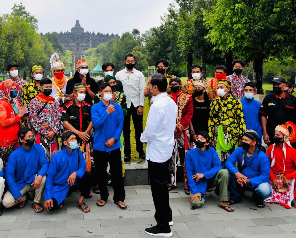 Saat meninjau Candi Borobudur di Magelang, Jawa Tengah, Rabu, 30 Maret 2022, Presiden Joko Widodo memandang penting penyelenggaraan ajang-ajang seni budaya secara rutin di destinasi wisata Tanah Air, termasuk Candi Borobudur.