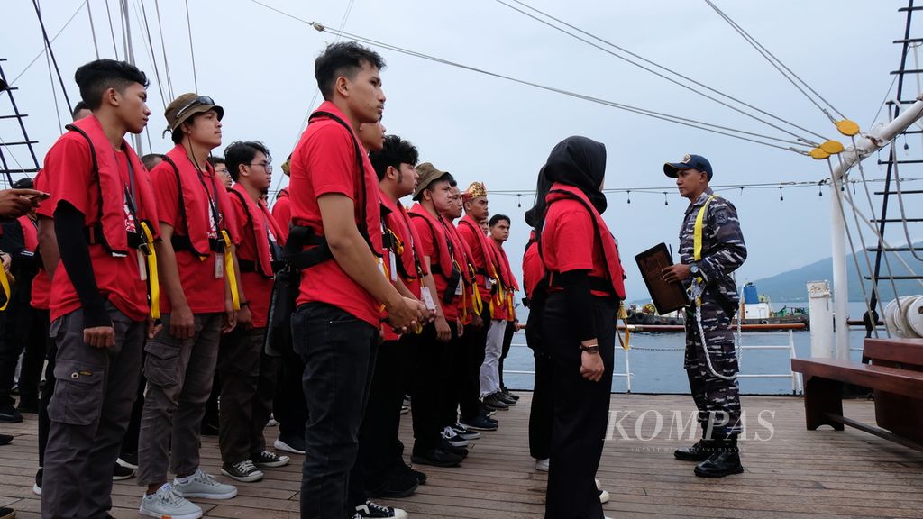 Sebanyak 37 Laskar Rempah menerima arahan dari anggota TNI Angkatan Laut sebelum berlayar dari Ternate ke Tidore, Maluku Utara, dengan Kapal RI (KRI) Dewaruci, Rabu (15/6/2022). Mereka berlayar dalam rangka Muhibah Budaya Jalur Rempah.