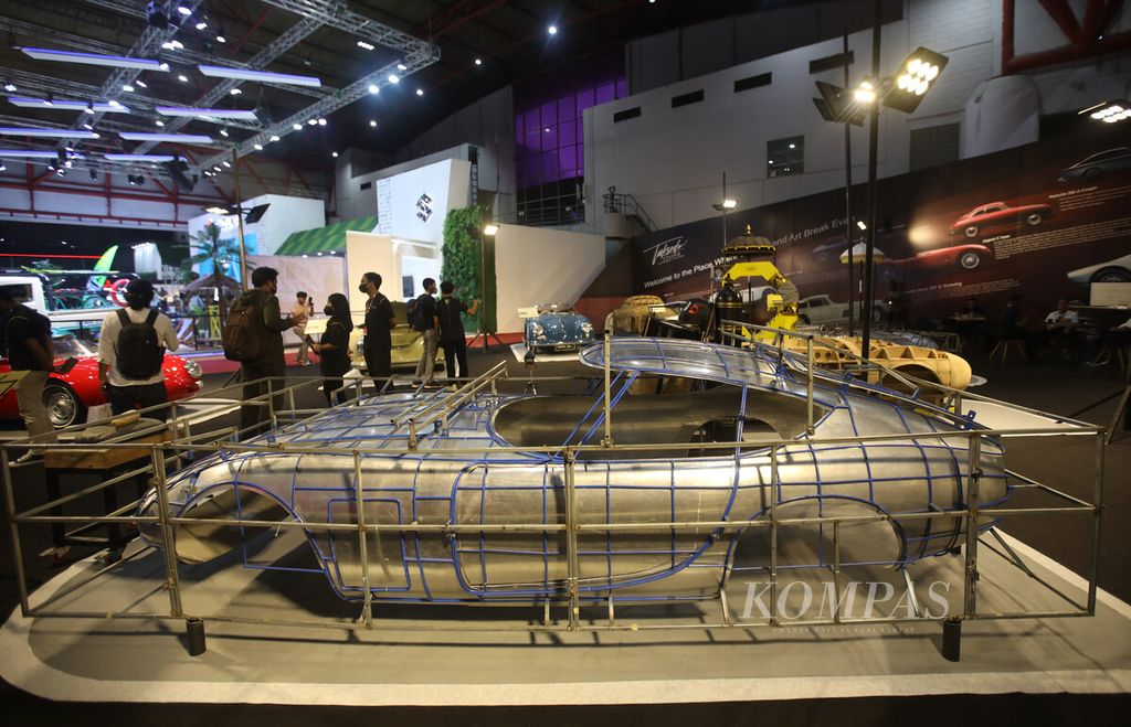 Bengkel restorasi dan replika mobil klasik turut serta dalam gelaran Indonesia International Motor Show (IIMS) Hybrid 2022, seperti terlihat di JI Expo Kemayoran, Jakarta, Kamis (31/3/2022). 