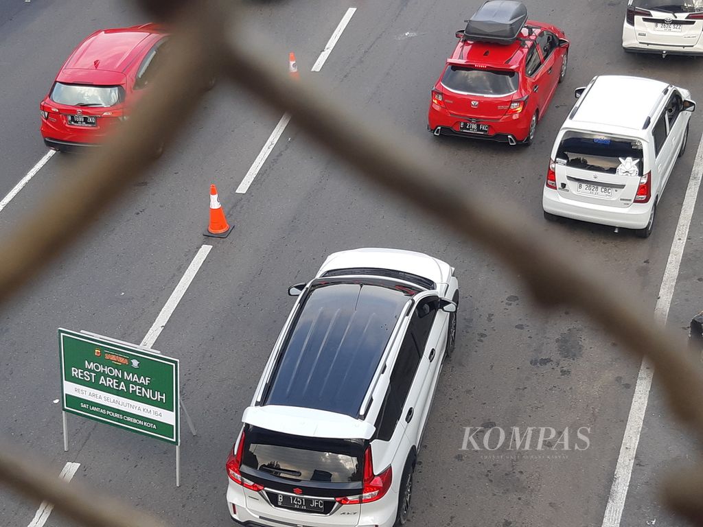 Kendaraan mengantre masuk ke Rest Area 208B di ruas Tol Palimanan-Kanci, Cirebon, Jawa Barat, Minggu (7/4/2024). Polisi menerapkan rekayasa lalu lintas dengan buka tutup area istirahat jika tempat tersebut sudah penuh.