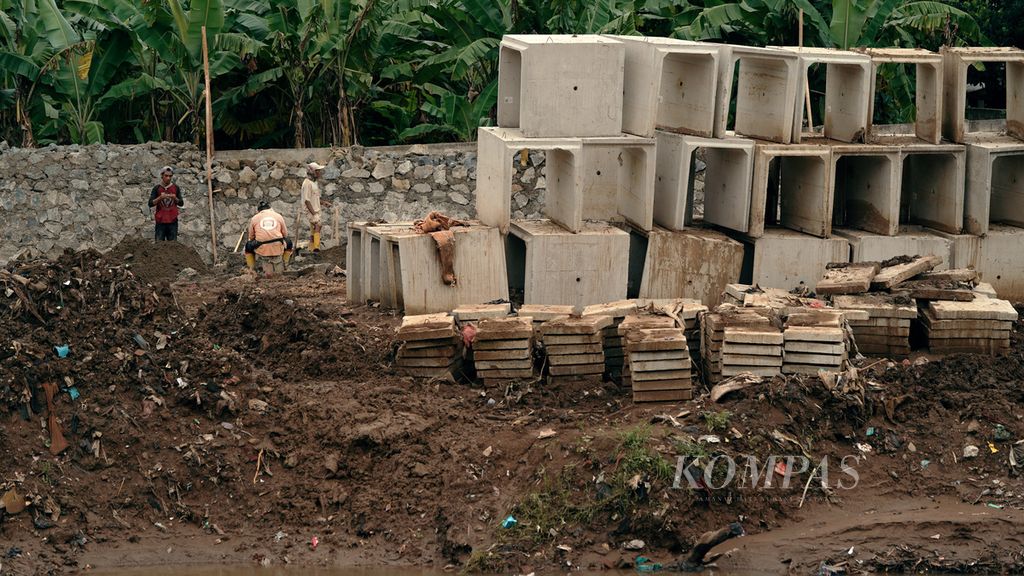 Pemasangan turap Kali Ciliwung di Cawang, Kramat Jati, Jakarta Timur, Jumat (21/10/2022). 