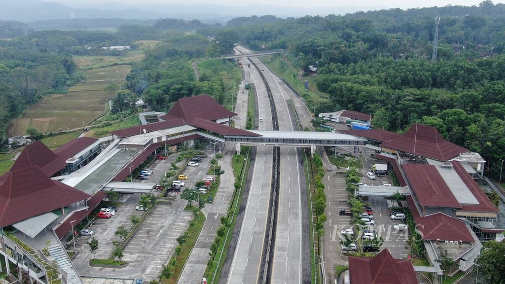 Tempat istirahat Km 456 Jalan Tol Semarang-Solo atau dikenal dengan nama Resta Pendopo 456 Salatiga, Jawa Tengah, Kamis (21/4/2022). 