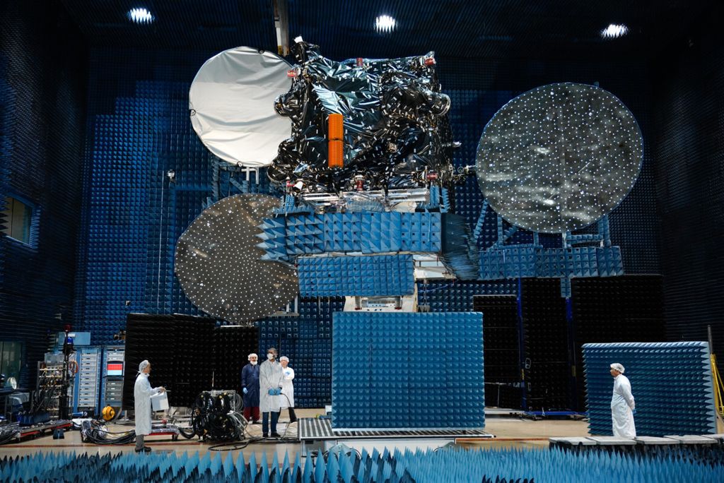 Satelit Merah Putih milik Telkom Indonesia saat masih dalam proses penyelesaian di pabrik SSL (Space Systems Loral) di Palo Alto, California, Amerika Serikat.