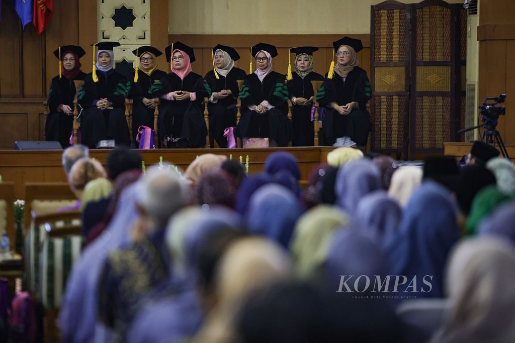 Guru besar perempuan UIN Syarif Hidayatullah Jakarta menunggu prosesi pengukuhan di Kampus UIN Syarif Hidayatullah Jakarta, Ciputat, Tangerang Selatan, Jumat (22/12/2023).