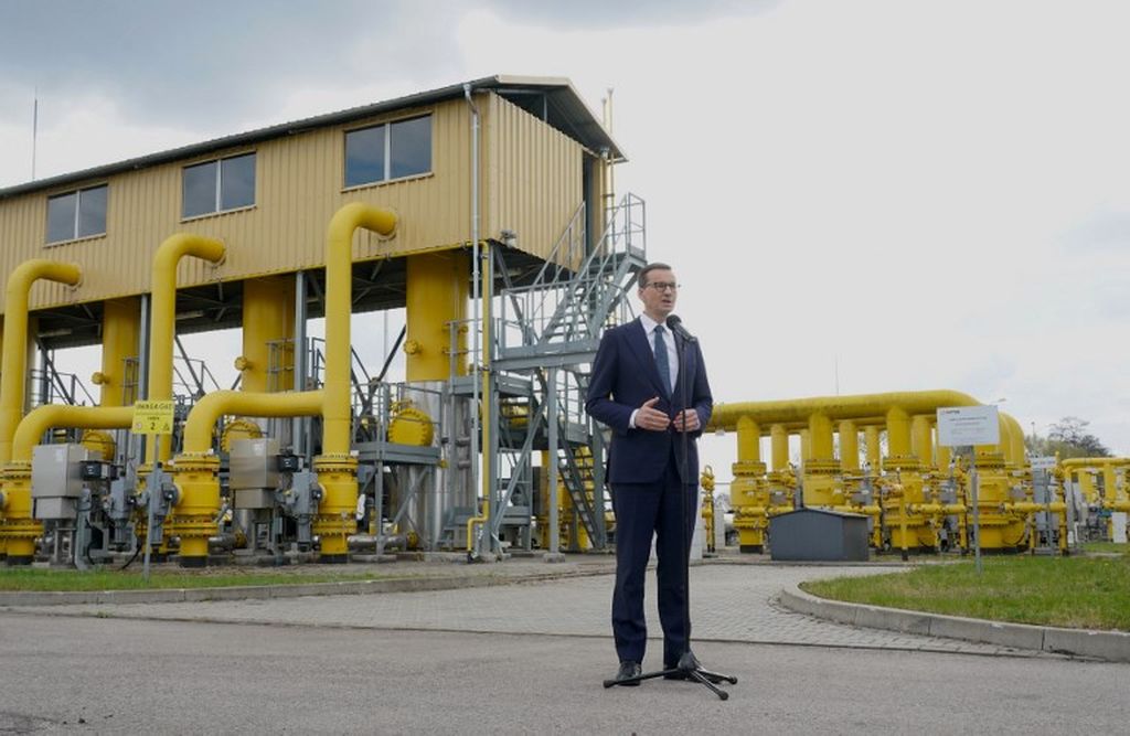 Perdana Menteri Polandia Mateusz Morawiecki memberikan pernyataan pers tentang penghentian pasokan gas dari Rusia di pusat transmisi gas di Rembelszczyzna, dekat Warsawa pada 27 April 2022.  Polandia dan Bulgaria sekarang menerima pasokan gas dari tetangga UE mereka.