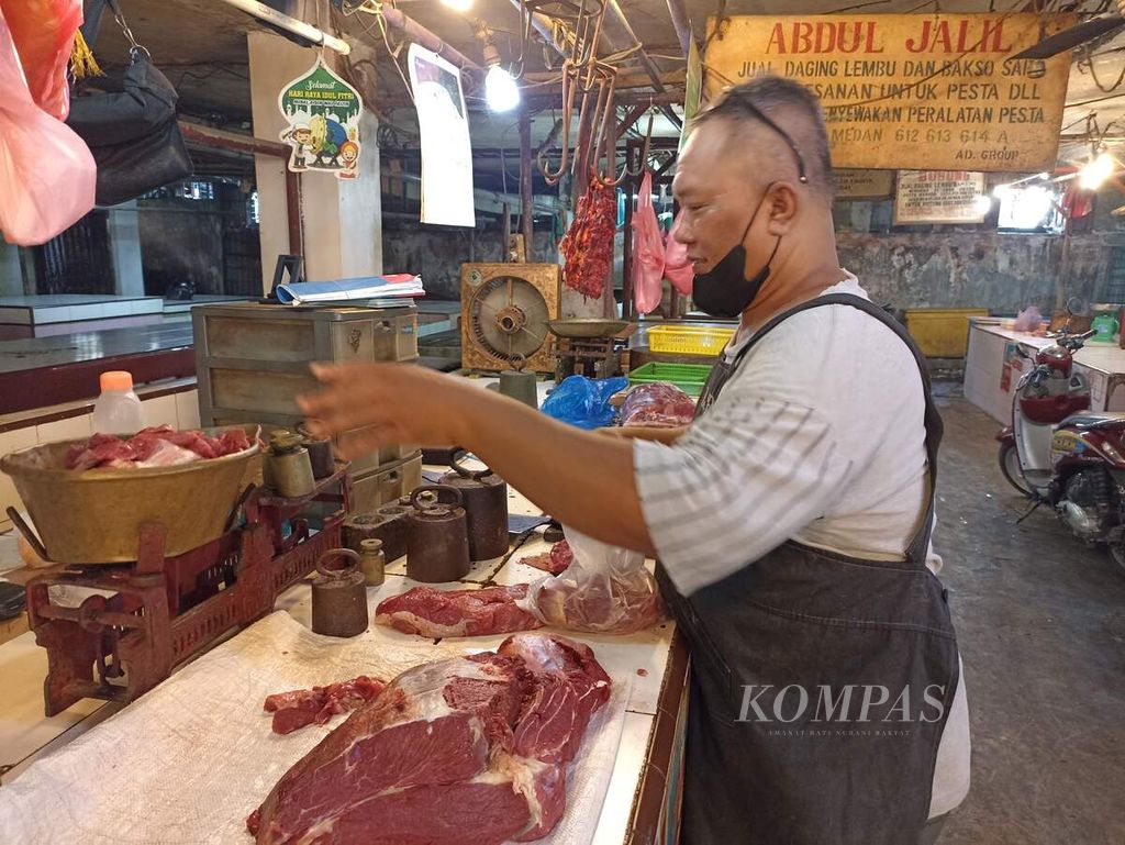 Pedagang menjual daging sapi di Pasar Petisah, Medan, Sumatera Utara, Kamis (23/6/2022). Harga daging sapi mulai naik di Medan dari Rp 130.000 menjadi Rp 140.000 per kilogram.