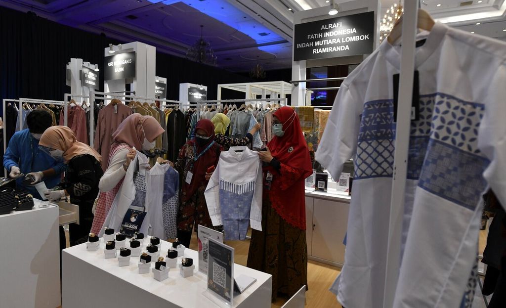 Sejumlah pengunjung berada di ruang pameran saat hari terakhir penyelenggaran Festival Ekonomi Syariah 2021 yang mengusung tema Magnifying Halal Industries Through Food and Fashion Market for Economic Recovery di gedung Jakarta Convention Center, Jakarta, Sabtu (30/10/2021). Pertumbuhan ekonomi syariah telah menjadi pendorong ekonomi baru pada masa pandemi dan memberikan manfaat bagi kesejahteraan masyarakat. Indonesia berpeluang menjadi negara nomor satu dalam pengembangan ekonomi dan keuangan syariah serta sektor industri halal di masa yang akan datang. 