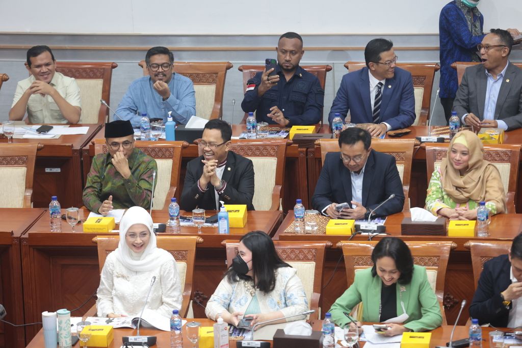 Anggota Komisi I DPR mengikuti uji kelayakan dan kepatutan calon panglima TNI, Laksamana Yudo Margono, di Kompleks Parlemen, Senayan, Jakarta, Jumat (2/12/2022). 