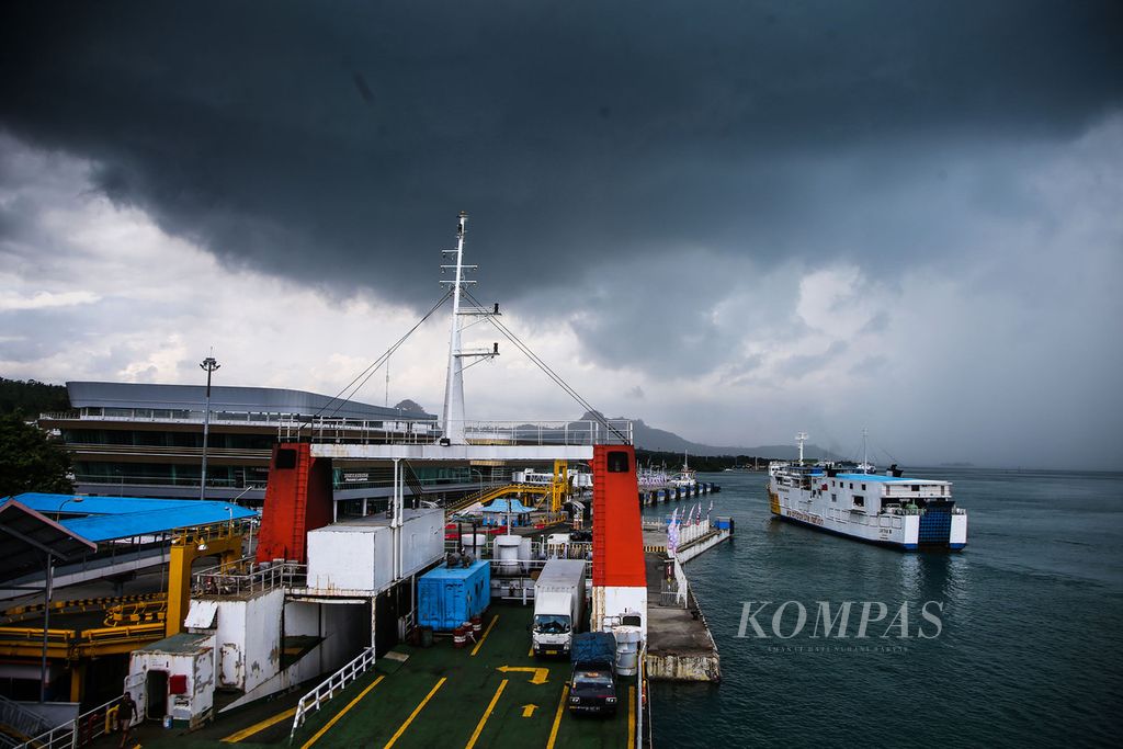 Feri melayani penyeberangan lintas Merak-Bakauheni di Pelabuhan Bakauheni, Lampung, Sabtu (25/12/2021). Kondisi lalu lintas penyeberangan di Selat Sunda cenderung sepi dan lancar saat libur Natal. 
