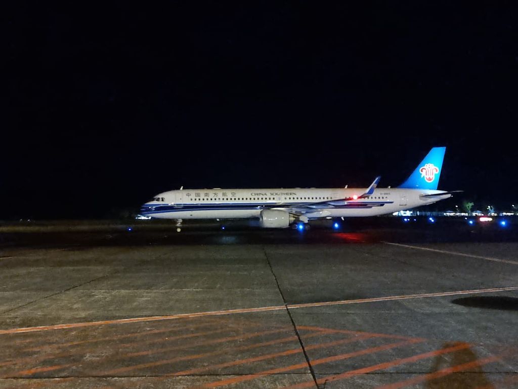 Pesawat Airbus A321 yang dioperasikan China Southern Airlines mendarat perdana di Bandara Sam Ratulangi Manado, Sulawesi Utara, pada Minggu (16/7/2023) dini hari. Pesawat itu membawa 189 penumpang dari Guangzhou, China.