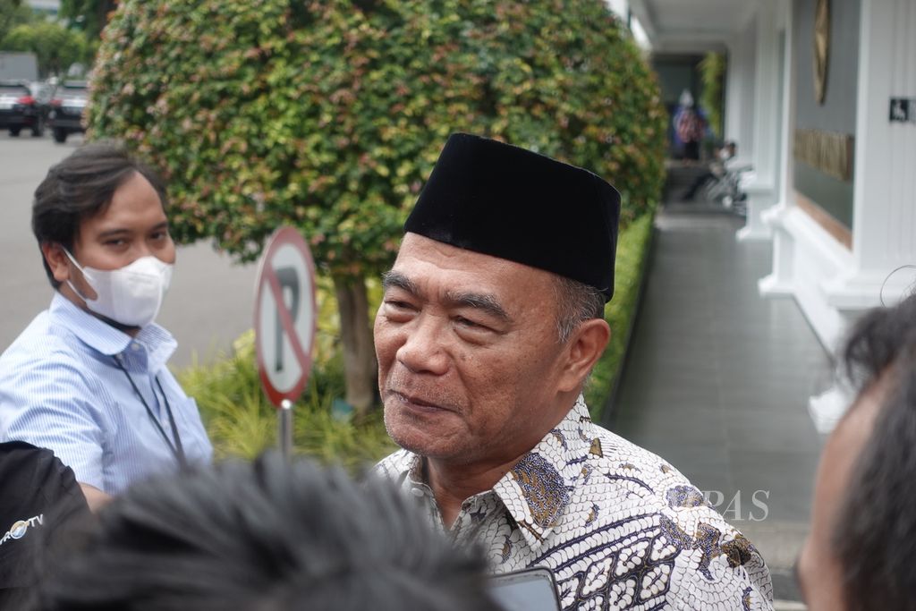 Menteri Koordinator Bidang Pembangunan Manusia dan Kebudayaan Muhadjir Effendy saat menjawab pertanyaan awak media di Kompleks Istana Kepresidenan Jakarta, Selasa (4/4/2023).