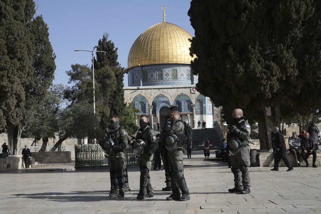 Sejumlah aparat keamanan Israel berjaga-jaga di dalam kompleks Mesjid Al-Aqsa, Jerusalem, Rabu (5/4/2023). Untuk kedua kalinya, aparat keamanan Israel menyerbu ke dalam kompleks Mesjid Al-Aqsa dan mencoba mengusir warga Palestina yang tengah beribadah di sana. 
