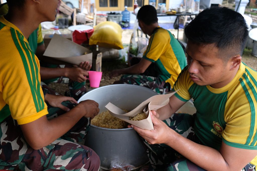 Soldiers from the Cibinong Kostrad Transportation and Supplies Battalion 1 prepare food to be distributed to residents at the Kostrad TNI AD Public Kitchen in Cileungsi Village, Sukajaya Village, Cugenang District, Cianjur Regency, Tuesday (29/11/2022).