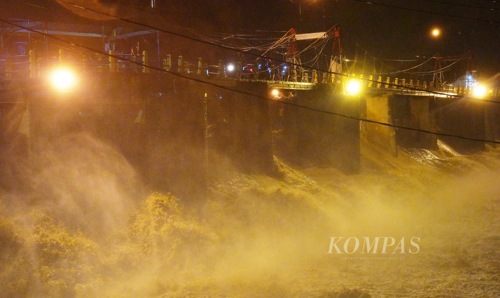 Arus deras pada aliran Sungai Ciliwung di Bendungan Katulampa, Bogor, Jawa Barat, Senin (21/9/2020) malam. 