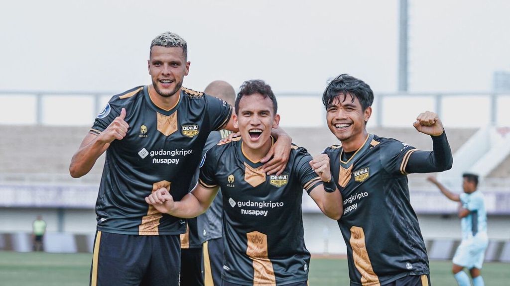 Egy Maulana Vikri (tengah) merayakan gol debutnya untuk Dewa United bersama dua rekannya, Karim Rossi (kiri) dan Rangga Muslim (kanan), ketika menghadapi Madura United di Stadion Indomilk Arena, Tangerang, Banten, Kamis (2/2/2023). Laga itu berakhir imbang 1-1.