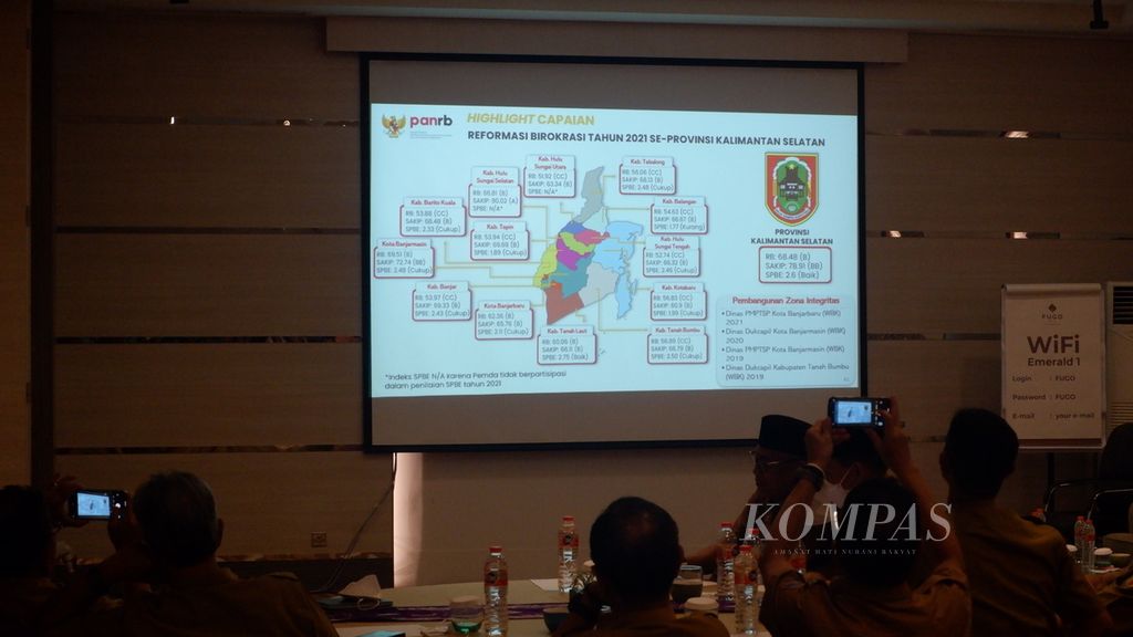 Beberapa aparatur sipil negara memotret bahan paparan saat menyimak arahan Menteri Pendayagunaan Aparatur Negara dan Reformasi Birokrasi (PANRB) Abdullah Azwar Anas di Banjarmasin, Kalimantan Selatan, Selasa (18/10/2022).