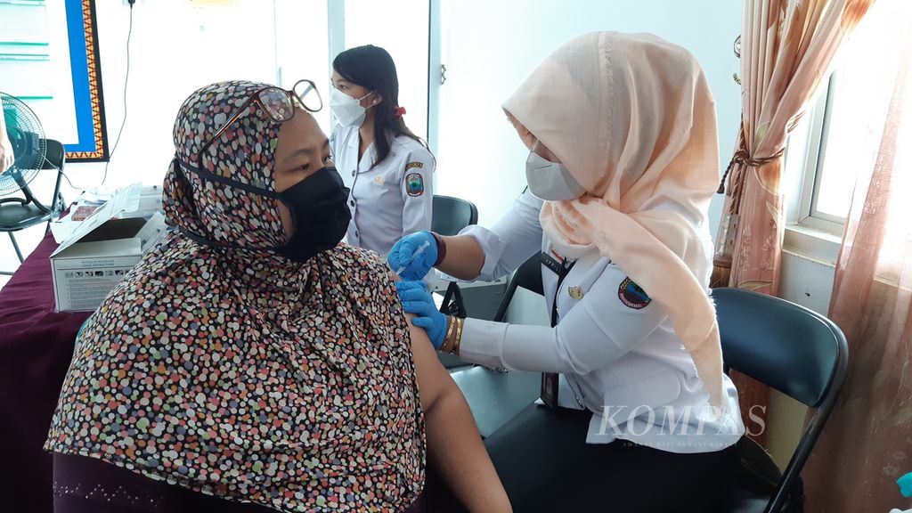 Petugas memberikan layanan vaksinasi Covid-19 untuk warga di Puskesmas Tanjung Sari, Desa Tanjung Sari, Kecamatan Natar, Lampung Selatan (12/1/2022). Sejumlah puskesmas di Lampung mulai memberikan vaksin penguat untuk warga lansia.