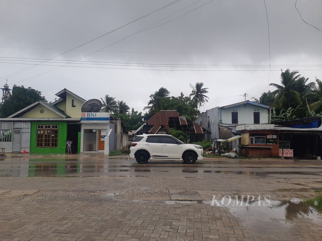Awan hitam menggantung di langit Kabupaten Kupang, Nusa Tenggara Timur, pada Selasa (12/3/2024). Cuaca ekstrem melanda daerah itu.