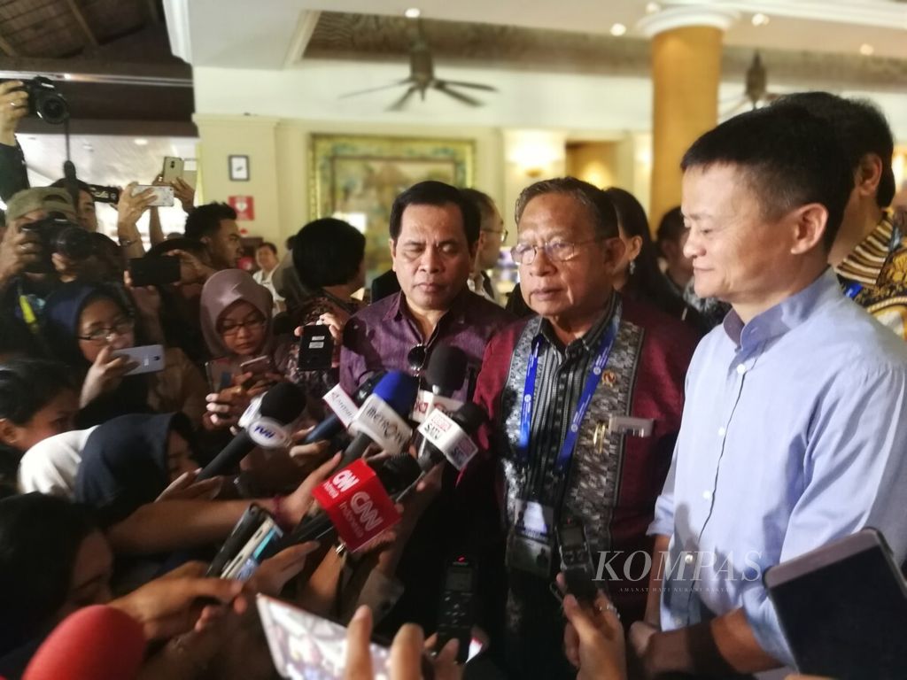 Menteri Koordinator Bidang Perekonomian Darmin Nasution (kedua dari kiri) dan Pendiri Alibaba Group, Jack Ma (paling kanan), menjawab pertanyaan wartawan, Sabtu (13/10/2018), di Nusa Dua, Bali.
