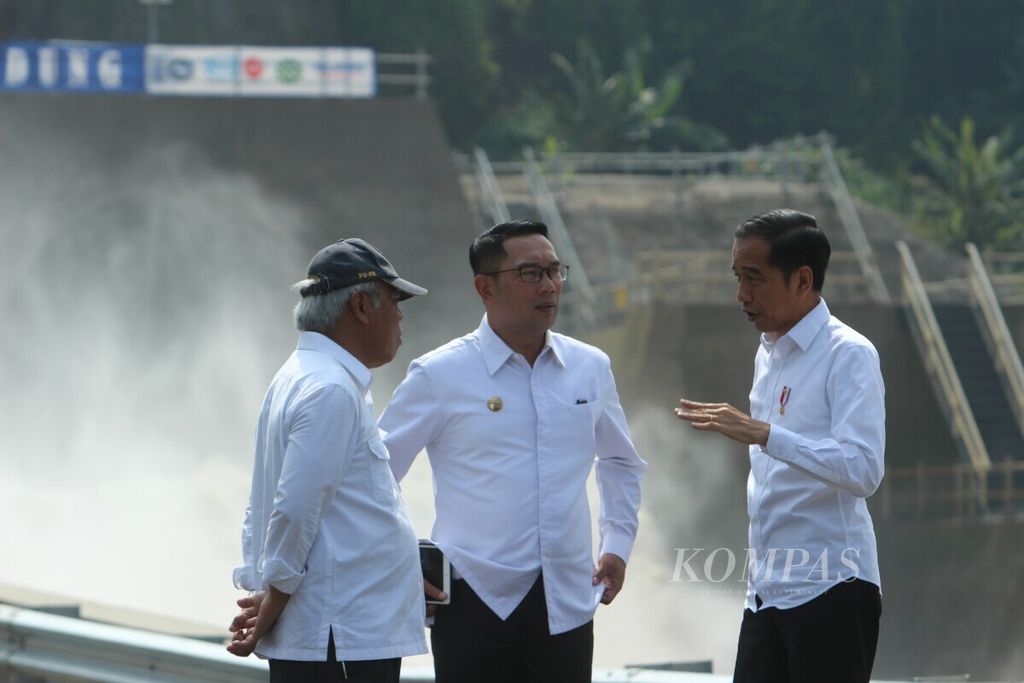 Presiden Joko Widodo, Gubernur Jawa Barat Ridwan Kamil, serta Menteri Pekerjaan Umum dan Perumahan Rakyat Basuki Hadimuljono (dari kanan ke kiri) berbincang di depan Terowongan Nanjung, Margaasih, Kabupaten Bandung, Jabar, Rabu (29/1/2020). 