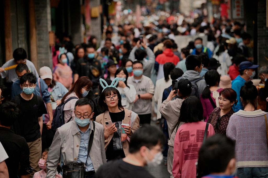 Orang-orang berjalan kaki memadati jalur pedestrian di dekat Danau Houhai di Beijing, China, saat liburan Hari Buruh yang berlangsung selama lima hari pada 1 sampai 5 Mei. 