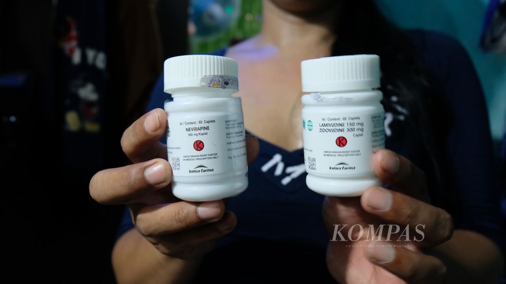 Seorang transpuan menunjukkan obat antiretroviral (ARV) di Jakarta, Jumat (22/7/2022). Ia mengonsumsi obat itu setiap hari karena terinfeksi HIV setelah menjajakan diri.