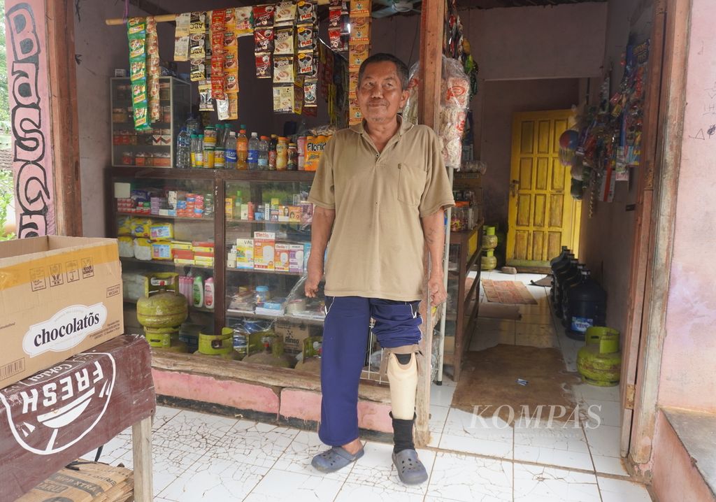 Ibnu Utoyo (65) berdiri di depan toko kelontong miliknya di kampung rehabilitasi kusta di Desa Banyumanis, Kecamatan Donorojo, Kabupaten Jepara, Jawa Tengah, Kamis (26/1/2023). 