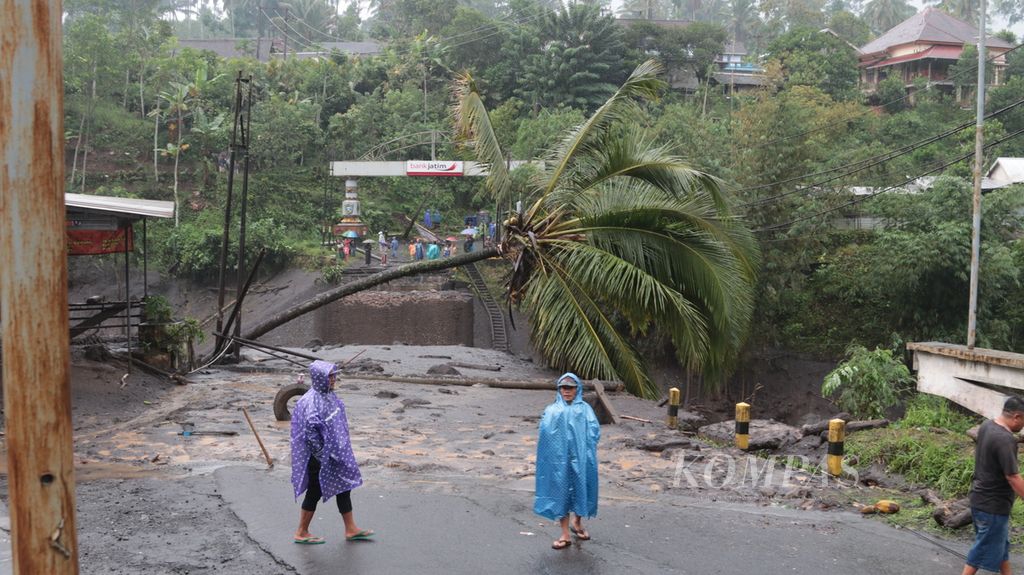 Jumat (7/7/2023), jembatan penghubung Malang-Lumajang hanyut terbawa banjir. Jembatan Kali Glidik sepanjang lebih kurang 35 meter dan lebar sekitar 10 meter tersebut hanyut terbawa banjir. 