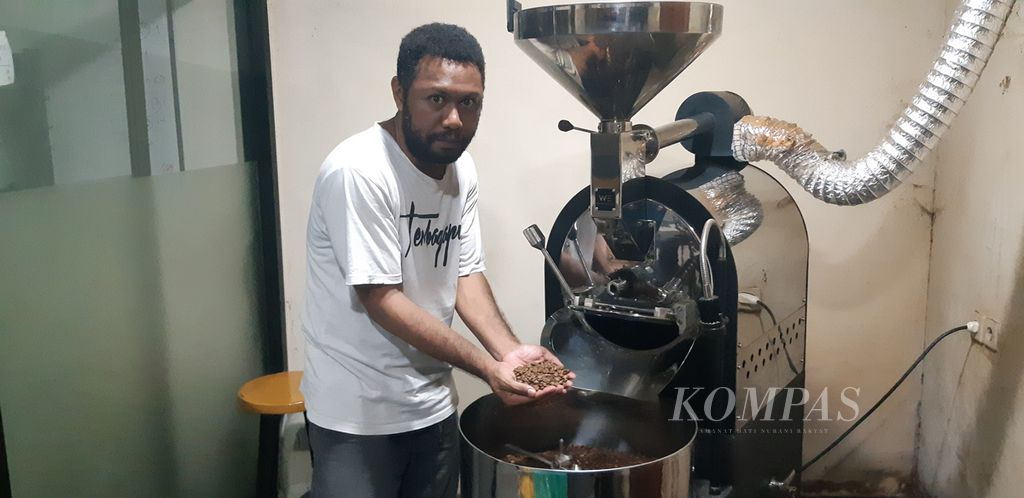 Pemilik usaha Highland Roastery Coffe Papua, Yafet Wetipo, di Kota Jayapura. Highland Roastery Coffe Papua menyangrai biji kopi yang dipasok dari empat kabupaten di Provinsi Papua Pegunungan.